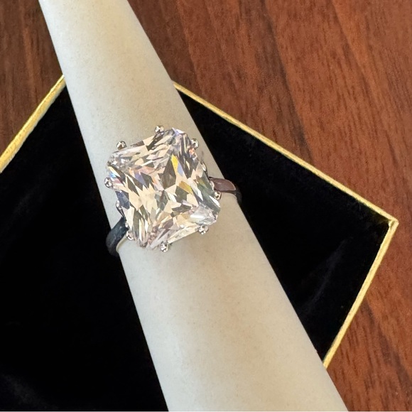 Exquisite Radiant Cut CZ Ring - Picture 2 of 8